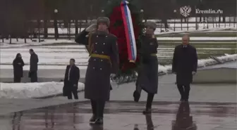 ST. PETERSBURG - Rusya Devlet Başkanı Putin, 'Leningrad Kuşatması'nın yıl dönümü dolayısıyla düzenlenen törenlere katıldı