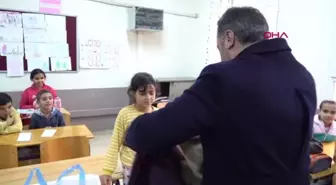YÜREĞİR BELEDİYESİ ÇOCUKLARA MONT DAĞITTI