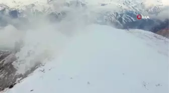 Zirvesi karla kaplanan dağda gezinen dağ keçileri havadan görüntülendi