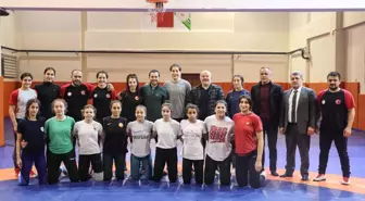 Başkan Şeref Eroğlu'ndan kadın milli güreşçilere ziyaret
