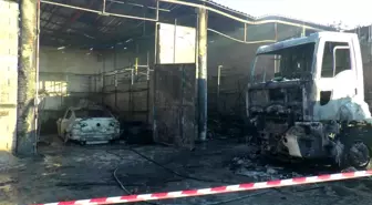 Belediyenin garajında patlama: Makam aracı yandı, çöp toplama aracı hasar gördü