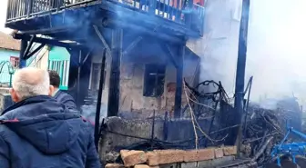 Gediz'deki yangında traktör, otomobil ve samanlık yandı