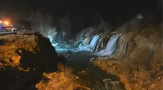 Muradiye Şelalesi gece görüntülendi