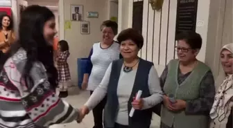 Germencik'te halk eğitim kurusuna katılan 77 yaşındaki Necla Dolay karne aldı
