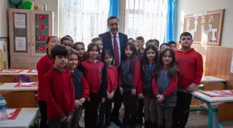 Milli Savunma Bakan Yardımcısı Dere, Çorum'da mezun olduğu okulda karne dağıttı