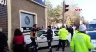 OTOMOBİL KALDIRIMDAKİ YAYALARA ÇARPTI; 4 YARALI