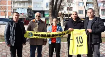 Genç futbolcunun forma isteği karşılıksız kalmadı