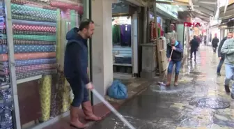 İZMİR'DE KUVVETLİ SAĞANAK YAĞMUR, İŞ HANINI SU BASTI