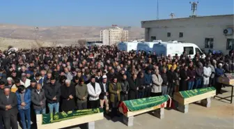 ŞANLIURFA'DAKİ KAZADA ÖLEN 4 KİŞİNİN CENAZELERİ YAN YANA TOPRAĞA VERİLDİLER