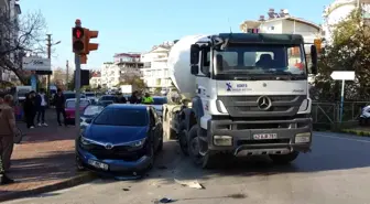 Beton mikserinin çarptığı otomobil trafik ışığına vurarak durabildi