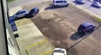 Ehliyeti olmayan sürücü fren yerine gaza basınca olanlar oldu