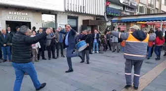 Alaşehirli işçiler maaş zammını oynayarak kutladı