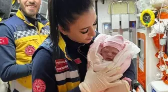 Hastaneye götürülürken ambulansta doğum yaptı