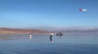 Buz patencileri, yüzeyi buzla kaplı Çıldır Gölü'nde otomobille antrenman yaptı
