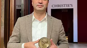 İbb, İngiltere'den Satın Aldığı 'Fatih Sultan Mehmet Madalyonu'nu Türkiye'ye Getiriyor