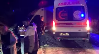 Kaza yerine giden iki ambulans buzlanma nedeniyle yoldan çıktı