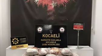 Kocaeli'de polisten kaçan araçta ve çevresinde 25 kilo 420 gram skunk ele geçirildi