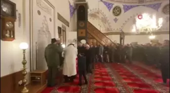 Sakal-ı Şerif'i görebilmek için sıraya girdiler