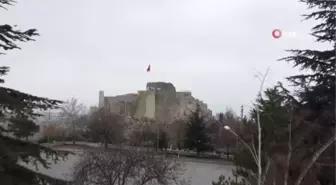 Aynı dönem, iki zıt görüntü...Geçtiğimiz yıl beyazla kaplı olan Harput Kalesi'nde bu yıl kardan eser yok