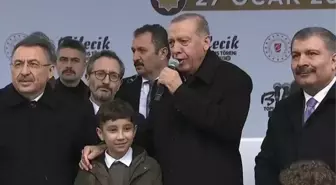 Şarkıya eşlik eden Cumhurbaşkanı Erdoğan hazırlıksız yakalandı, müziğin sesi kısılınca detone oldu