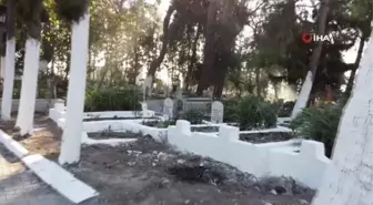 Anne ve ağabeyinin bulunduğu kabristanda gönüllü temizlik yapıyor