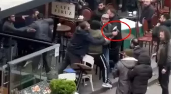 İstanbul'un tarihi semtinde korku dolu anlar! Baltalı saldırgan kafeyi bastı