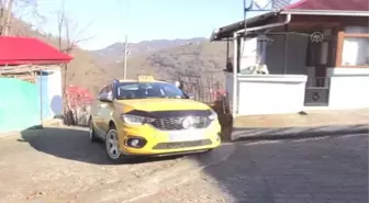Kışın sahipsiz hayvanlar için köye mama taşıyor