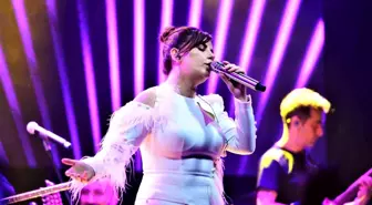 Merve Özbey'den Bursa'da arabesk gecesi