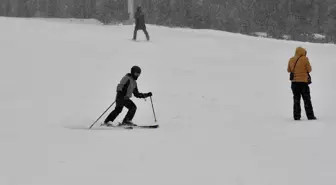 Sezonu açamayan Cıbıltepe Kayak Merkezi kar yağışıyla hareketlendi