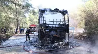 TURİSTLERİ TAŞIYAN TUR OTOBÜSÜ YANGINDA KULLANILAMAZ HALE GELDİ