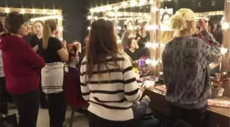 'Madama Butterfly'ı sahneleyen Türk operacılar detaylı makyajla sahneye hazırlanıyor