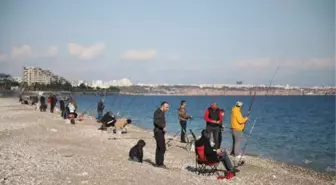 ANTALYA'DA BALIK HAVUZUNUN PATLADIĞINI DUYAN, OLTALARIYLA SAHİLE KOŞTU