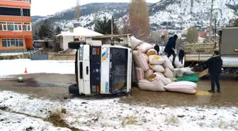 Saman yüklü kamyon devrildi: 1 kişi yaralandı