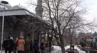 461 YILLIK CAMİNİN BAHÇESİNDEKİ 117 VE 162 YAŞLARINDAKİ AĞAÇLAR TESCİL EDİLDİ
