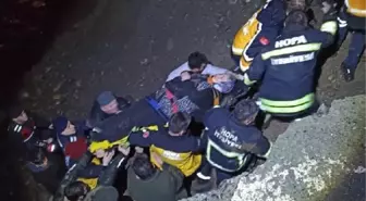 Artvin'de kamyonet, dereye uçtu; sürücü öldü, eşi yaralı