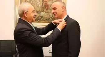 MHP'den istifa eden Engin Ayengin CHP'ye katıldı! Rozetini Kılıçdaroğlu taktı