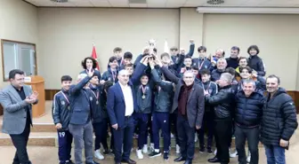 Şampiyon takım kupayı Başkan Fevzi Kılıç'tan aldı
