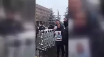 Ceren Damar Şenel'in Babası, Kızının Anısına Hakaretten Yargılanan Sanık Avukatı Açıklama Yaparken Adliye Bahçesine Alınmadı: 'Kızım, Bu Devletin...