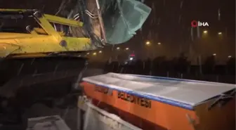 Erzincan'da kar küreme çalışmaları gece gündüz devam ediyor