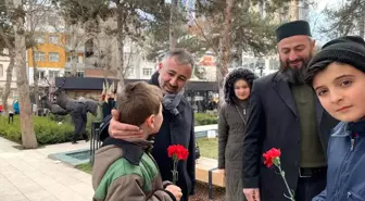 AK nokta üye aracında vatandaşlara karanfil dağıttı