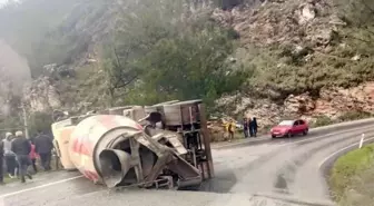 Yağıştan kayganlaşan yolda beton mikseri devrildi: 1 yaralı