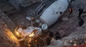 BETON MİKSERİ İNŞAATTA ÇUKURA DÜŞTÜ, OPERATÖR ÖLDÜ