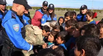 Polisin dağıttığı askeri montu giyip, 'Ben komutan olacağım' dedi