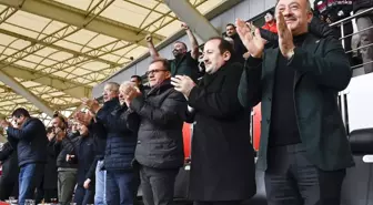 Başkan Vahap Seçer, Yeni Mersin İdman Yurdu'na Tribünden Destek Verdi