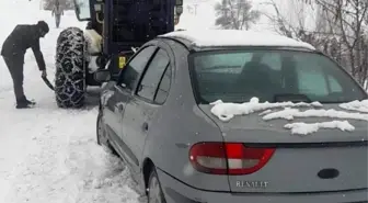 Kapanan yolda mahsur sürücüyü ekipler kurtardı