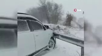 Kayganlaşan yolda iki araç kafa kafaya çarpıştı: 5 yaralı