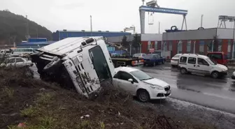 Hakimiyetini kaybeden kamyon aracın üzerine devrildi