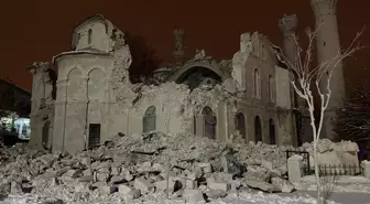 Malatya'da meydana gelen depremde 123 yıllık Yeni Camii yıkıldı