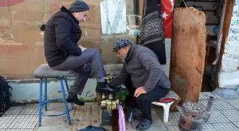 Yaz kış demeden 55 yıldır kaldırımda ayakkabı boyuyor