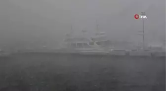 Yoğun kar yağışı nedeniyle Çanakkale-Kilitbahir seferleri durduruldu